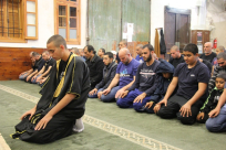 شاهد: الشاب "عبد زبدة" يؤم المصلين في مسجد السكسك بمدينة يافا 